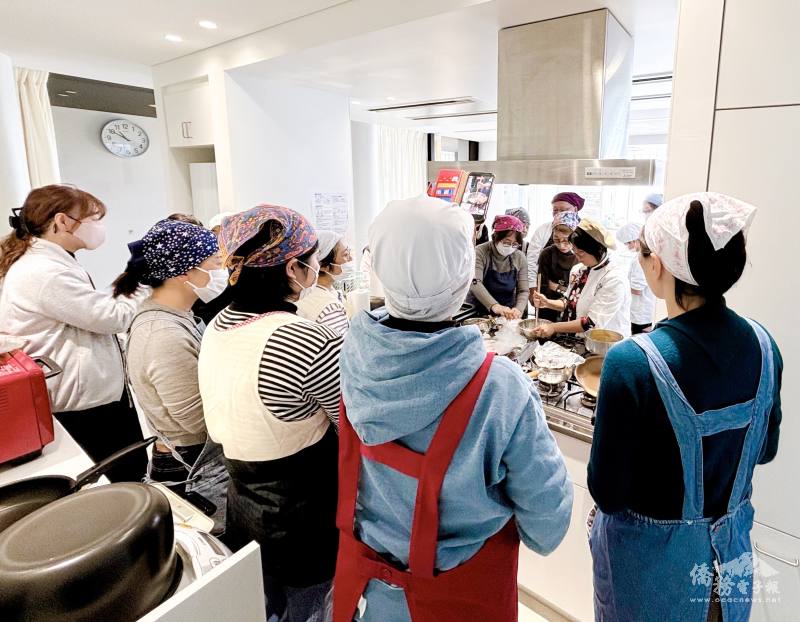 大阪弁天町台灣華語教室校長陳洳豔示範珍珠的做法