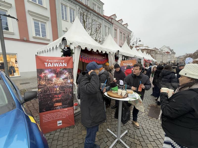 立陶宛維爾紐斯國際婦女協會昨日於市政廳廣場舉行的國際聖誕慈善市集，匯集逾40個國家大使館、國際組織與學校參與，台灣代表處也受邀設攤