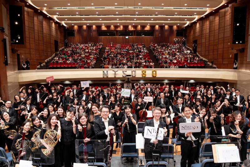 NTSO 80週年團慶音樂會《簡文彬與國臺交》臺灣5大職業交響樂團同台共演，演出結束與全體觀眾大合照