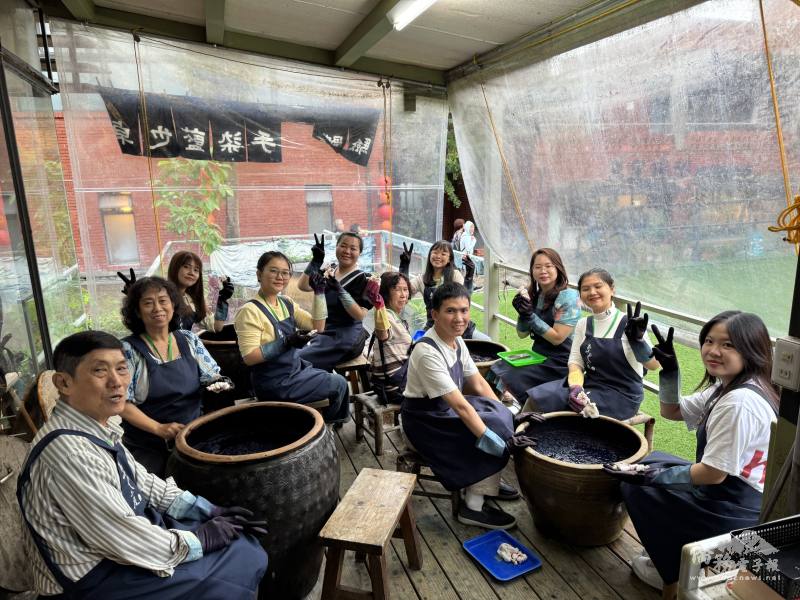 學員前往宜蘭傳統藝術中心參訪，並體驗藍染課程。