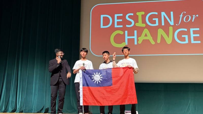 雲林縣口湖國中3名學生有感於大量蚵殼堆積帶來的環境問題，透過實驗研發出具清潔效果的環保蚵殼清潔劑，並在Design For Change全球孩童年會中發表。（DFC台灣提供）