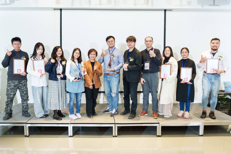 所有得獎者與陳瑩芳館長（左5）及評審委員合照。左起：黃柏瑞、張芳瑜、曾文怡、李萱雅、陳瑩芳館長、簡宏安、羅禾淋委員、高鈺昌委員、陳昱安、梁美柔、周紹傑