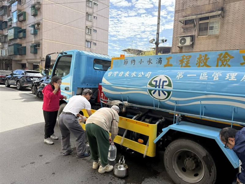 A water truck dispatched by Taiwan Water Corp. supplies Keelung residents with clean water in a local community. Photo courtesy of TWC