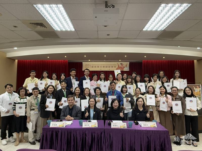 114年越南華文教師研習班結業式全體合影。