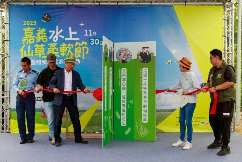 嘉義縣水上鄉公所出版「回來，是一種遠行。青年返鄉誌」新書，30日在仙草柔軟節發表，縣長翁章梁（左3）出席，與水上鄉長林緗亭（右2）一同揭露書中故事。（嘉義縣政府提供）