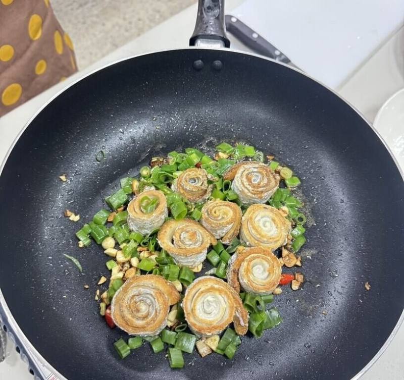 澎湖區漁會舉辦「海島家味．澎湖好食課」活動，為期2天的課程示範多道澎湖經典料理，30日推出「鹹酥白帶魚清肉捲」等特色菜。（澎湖區漁會提供）