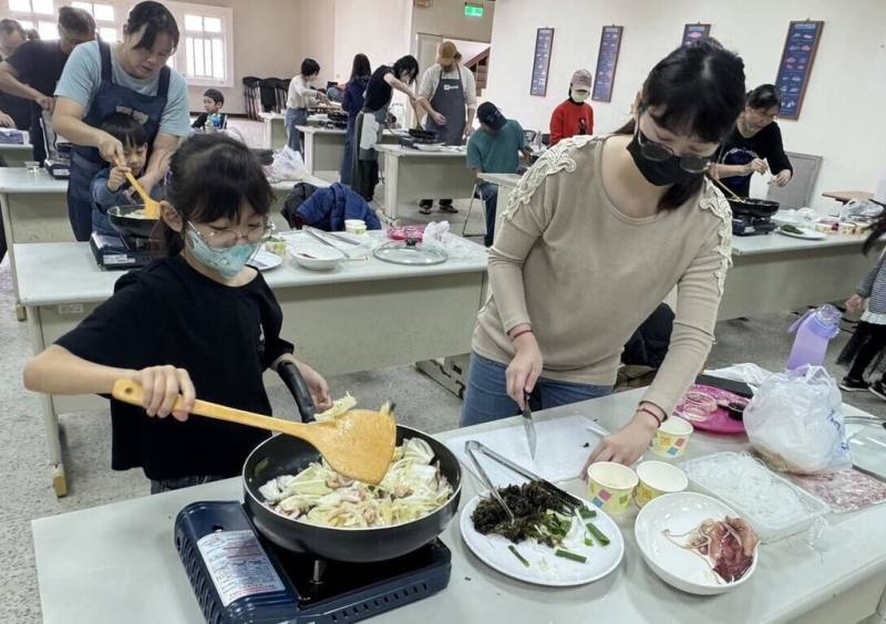 澎湖區漁會推出「海島家味．澎湖好食課」活動，邀請專業講師帶大家一起動手做出家常好味道，29日起一連2天吸引許多對海鮮料理有興趣的民眾參與。（澎湖區漁會提供）