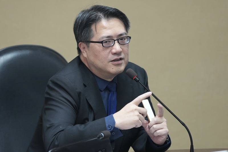 台北市立關渡醫院院長、陽明交大健康長壽與老化科學研究中心主任陳亮恭1日在研究成果發表記者會說明肌少症最新亞洲版診斷共識，已刊登於「自然老化」（Nature Aging）。