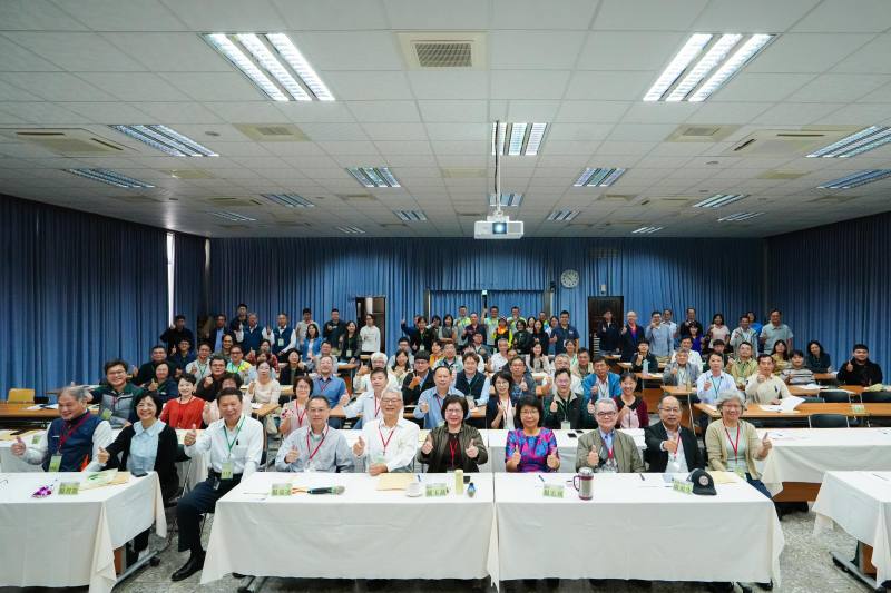 因應氣候變遷之水稻與雜糧未來研究論壇於臺中農改場舉辦，現場吸引超過140名產官學專家共同參與。