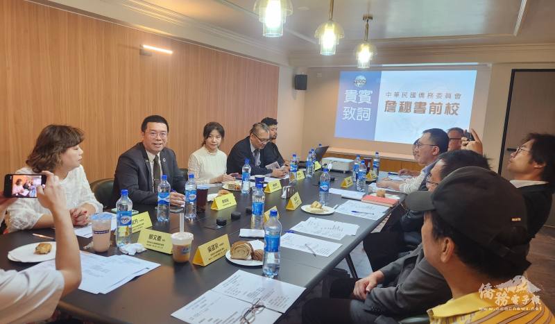 詹前校（左2）鼓勵奈及利亞台灣商會聯合總會踴躍推薦合適人選參加「歐非中南美僑社工作研討會」等研習活動，亦宣介僑委會相關協輔措施