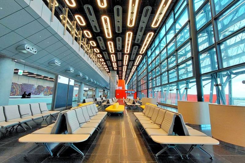 桃園國際機場第3航廈北登機廊廳1日試營運，採高挑透明通透的設計，讓光線跟夕陽餘暉可以透過玻璃帷幕照進候機大廳。