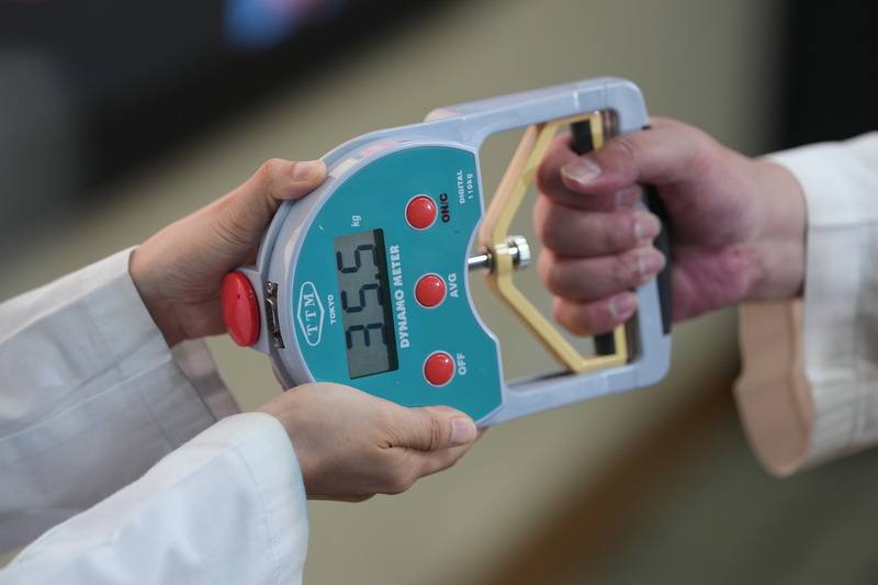 最新結果發現，亞洲族群的肌力，有2個會加速衰退的時間點，分別為45歲與70歲。但是若肌力表現良好，如約50歲男性握力表現若可達55公斤以上，則可延後退化時間達約10年。圖為握力器。