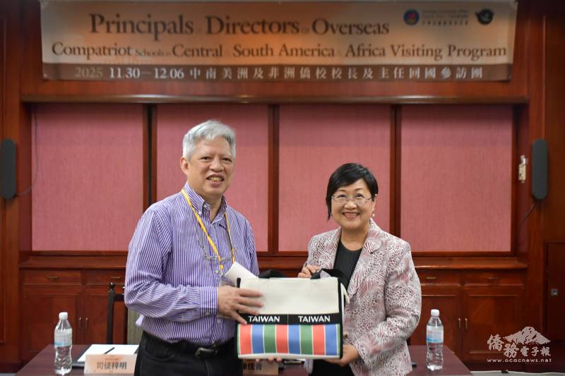 徐佳青致贈紀念品予司徒梓明