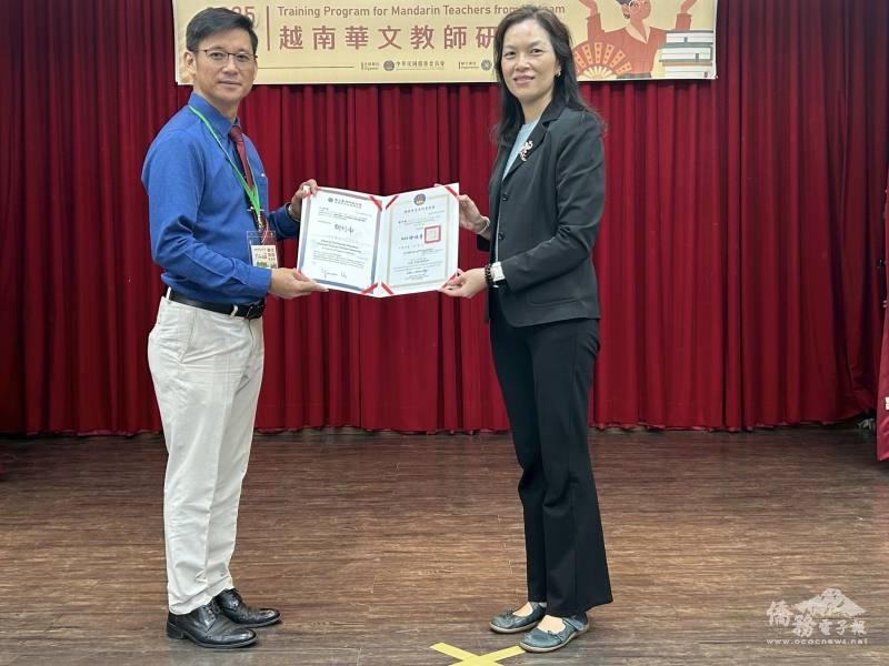 僑委會僑教處副處長陳柏琴(圖右)代表頒發清平民立華文學校校長廖子權(圖左)結業證書。