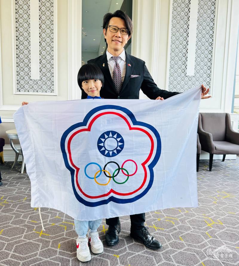 駐泰國代表處董思齊與年紀最小選手賴昀呈合影