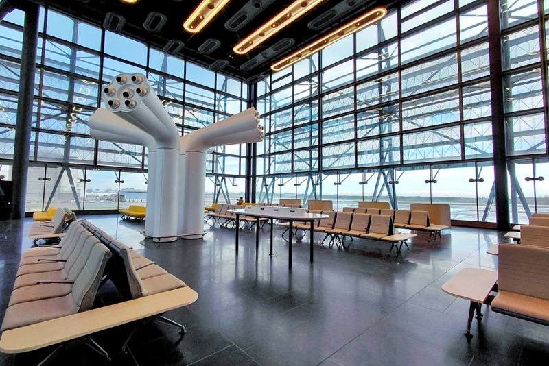 桃園國際機場第3航廈北登機廊廳1日試營運，機場公司表示，北登機廊廳的開放式候機區，擁有大面積玻璃帷幕及室外遮陽板，旅客能將飛機起降美景一覽無遺。