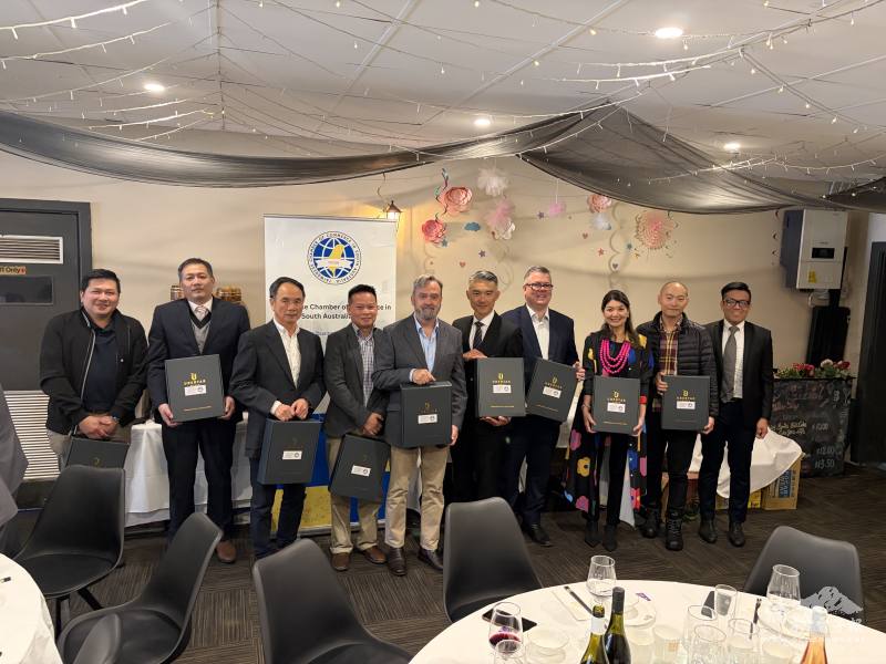 南澳州台灣商會會長劉育志致贈與會嘉賓禮品