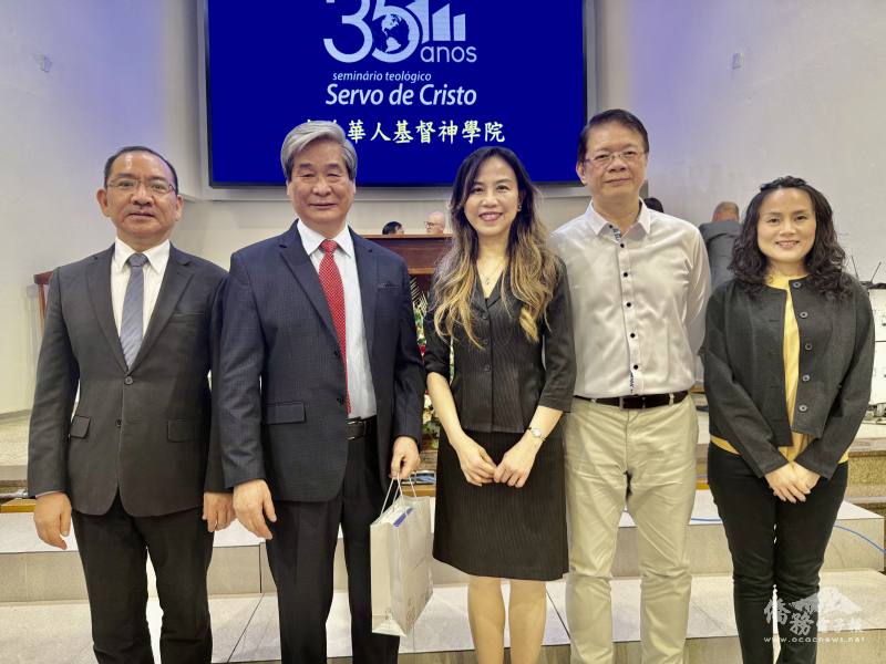 貴賓合影，由左至右為聖保羅文教中心主任尤正才、巴西南美神學院院長陳寶鎮牧師、駐聖保羅辦事處處長朱怡靜、處長夫婿孫述貴、巴西臺灣貿易中心主任施懿倫