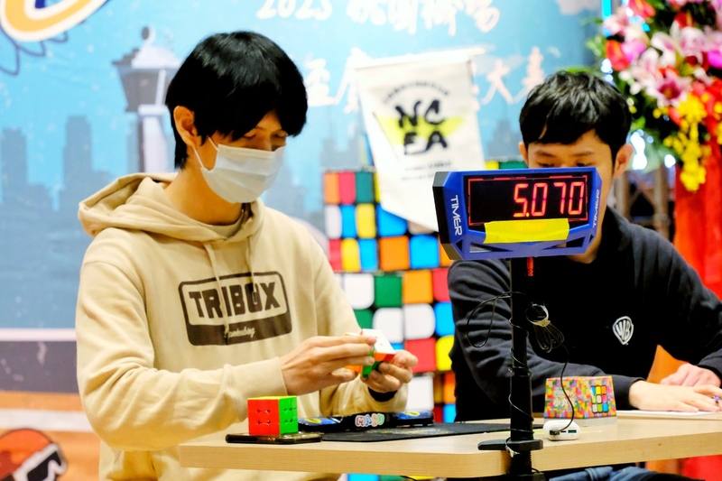 2025飛機盃國際魔術方塊大賽29、30日在桃園國際機場舉行，台灣好手王楷文（左）與來自7國逾180名選手競技，成功於7項分組中奪得3×3、4×4及5×5共3項冠軍。