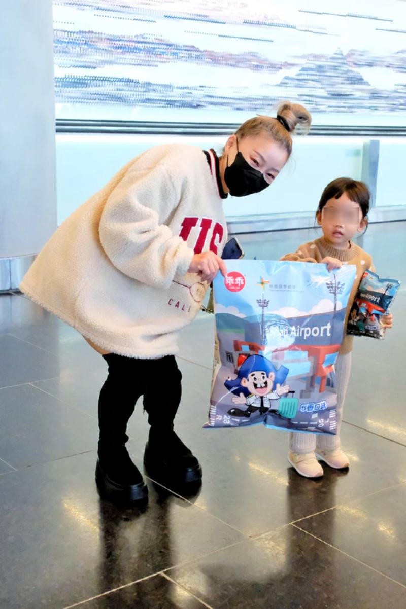 桃園國際機場第3航廈北登機廊廳1日試營運，機場公司表示，北登機廊廳的開放式候機區，擁有大面積玻璃帷幕及室外遮陽板，旅客能將飛機起降美景一覽無遺。