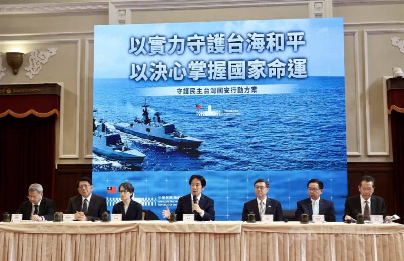 國家安全局1日針對美中情勢發展提出4點評估，並指各國樂見台灣提高國防預算，盼台灣展現防衛決心。圖為總統賴清德（中）11月26日召開「守護民主台灣國安行動方案」國安高層會議後記者會。（中央社檔案照片）