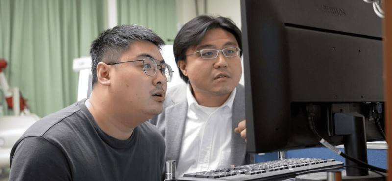 台灣科技大學應用科技研究所特聘教授王復民（右）帶領團隊與電動機車大廠合作，建立「電池健康監測與預警平台」，能在異常升溫或電阻突增前即發出警訊。（台科大提供）