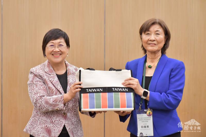 徐佳青致贈紀念品予歐春美