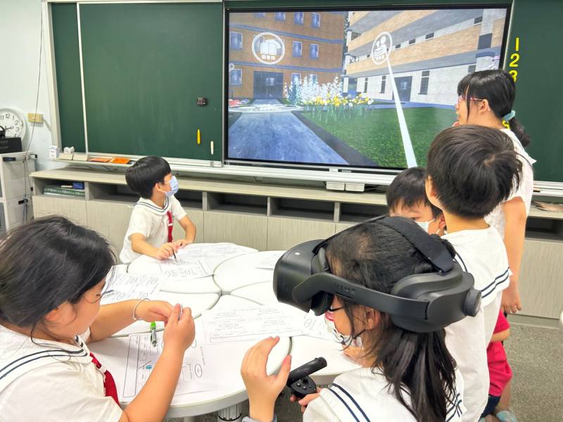 教師結合本土語文課程，讓學生體驗VR沉浸式教材「認識校園」