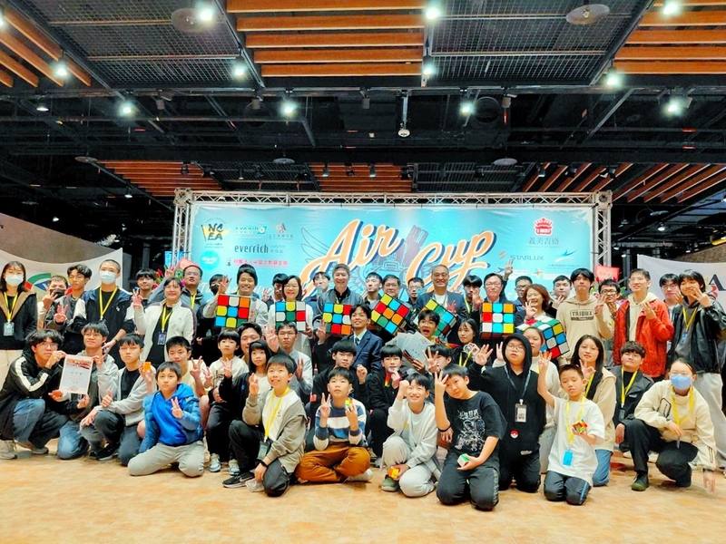 桃園機場飛機盃國際魔術方塊大賽今年有7個國家、超過180名選手參加，競賽內容包含2×2、3×3、4×4、5×5、金字塔、斜轉、Square-1等7項經世界魔術方塊協會（WCA）認證項目，30日圓滿落幕。