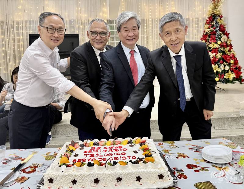 貴賓合切35周年生日蛋糕，由左至右為董事長于國強、副院長Ziel Machado、陳寶鎮、副董事長陳仁山