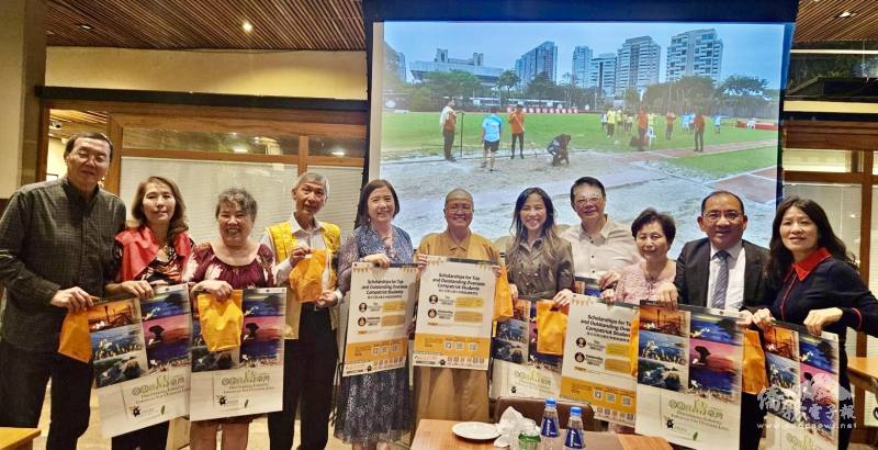 聖保羅文教中心主任尤正才（右2）贈送僑委會2026年月曆給貴賓們