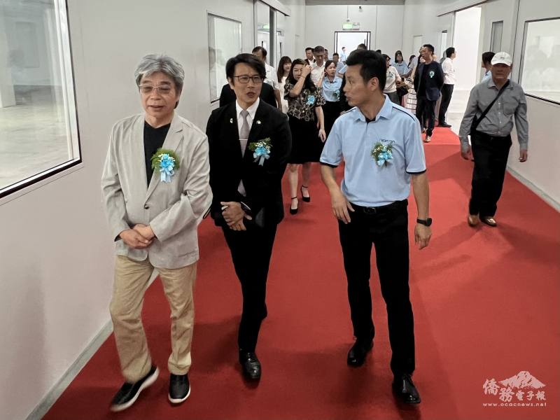 徐季麟（左）帶領貴賓們參觀工廠進行企業採訪，解說製造流程，促進臺商彼此商務媒合