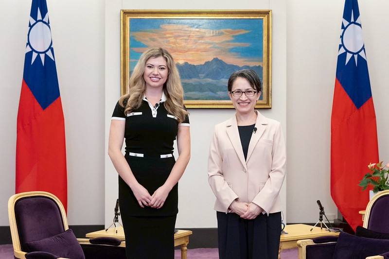 副總統接受美國媒體「戰情室」（War Room）節目專訪並與主持人合影