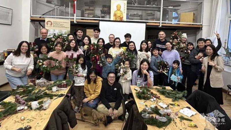 僑胞們熱情參與聖誕手作活動
