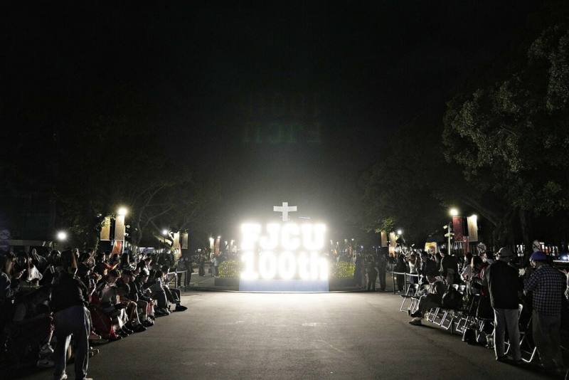 輔仁大學年度盛事「聖誕點燈」1日晚間登場，今年以「禧年同慶．輔大百年」為主題，從新北市新莊區中正路大門進入校園，就會看見「FJCU 100th」主題燈飾。（輔大提供）
