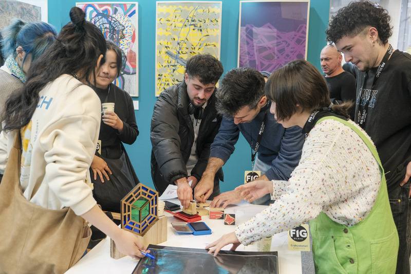 第14屆西班牙畢爾包藝博會（FIG Bilbao）除邀請台灣為主賓國、舉辦主題特展「聚焦台灣」外，亦邀請嘉義大學視覺藝術學系應屆畢業生團隊包括朱芳瑩（左前）、林庭薰（左後1）、游芷瑜（左後2）、陳欣（右前）參展「誘惑立方體」單元，與畢爾包藝術與設計中心4名新銳創作者以「藝」會友，進行跨文化交流。