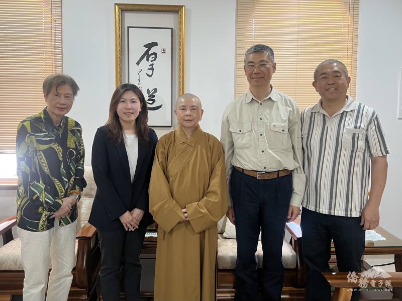 佛光山澳紐總住持滿可法師接待王俊義（右二）與江佳慧（左二），西澳中華學校執行校長曾春梅（左一），僑務諮詢委員王錦昌（右一）