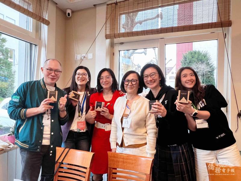 會員美梨（照片中間、身著白色外套）特別在會中向協會幹部表達感謝，並準備貼心禮物致贈給照片中其餘5位幹部