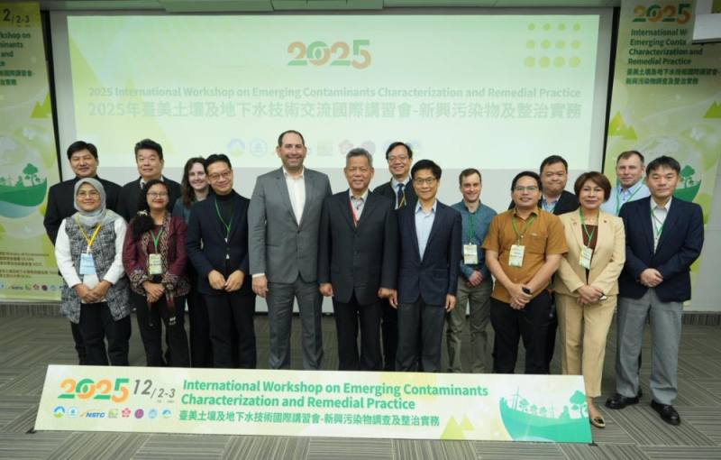 顏旭明署長(前排左起第5位)、美國環保署及ReSAG成員國代表合影