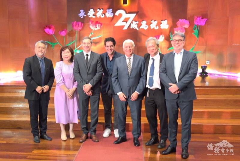 左起為阿根廷愛育中文學校校長何仁豪、駐阿根廷代表處大使謝妙宏、愛育學校洪崇仁董事長（右2）及教會貴們