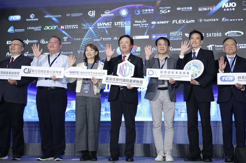 台灣次世代通訊產業聯盟（TNGCA）成立大會1日下午在台北舉行，首屆會長簡志誠（左4）與國科會前瞻及應用科技處副處長何紀芳（左3）、經濟部產業發展署簡任技正曾偉華（右3）、數發部數位產業署組長施偉仁（左2）等人一同拿著手舉牌合影留念。