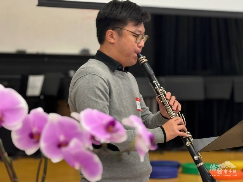 密大校友謝立恩演奏單簧管
