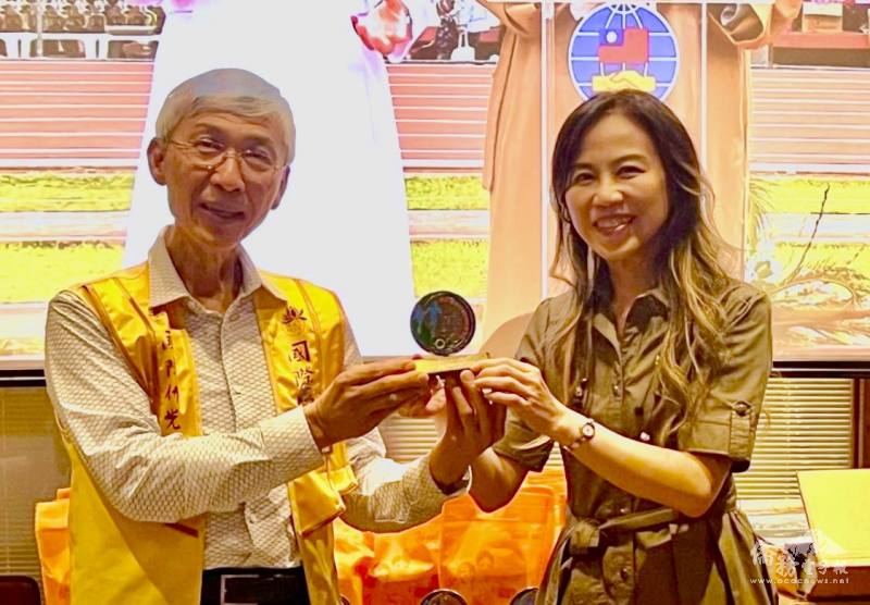 主任委員許永隆（左）致贈感謝獎座給駐聖保羅辦事處處長朱怡靜（右）
