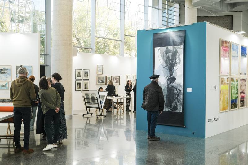 第14屆西班牙畢爾包藝博會（FIG Bilbao）「聚焦台灣」主題特展，由策展人周芳蓮集結9名跨世代版畫與水墨藝術家，在6個展區包括3面大展示牆（BIG PAPER），完整呈現台灣版畫的傳承與創新。主辦單位特將「聚焦台灣」展區牆面漆以鮮明的土耳其藍，與其他展位做出鮮明區隔。