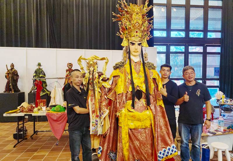 「來嘉玩偶」創藝布袋戲嘉年華12月6日至14日在嘉縣表藝中心登場，由三昧堂創意木偶團隊為2026年台灣燈會製作的3公尺巨型布袋戲偶「王孫大使」將首度曝光。