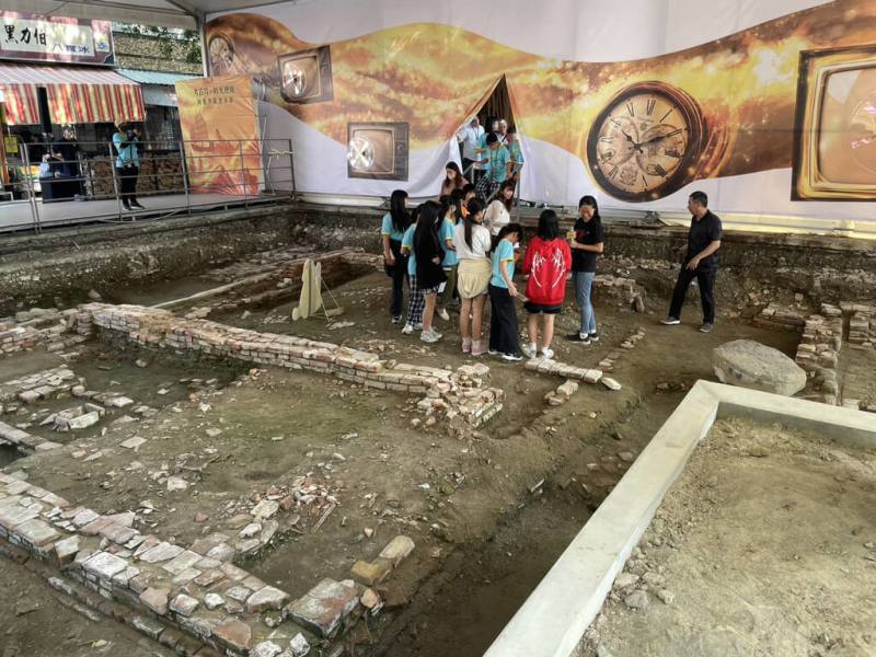 台南建城400年，考古團隊在安平地區發現荷據街區及清領金門館遺構，如今搭配科技，將考古資料、在地故事重新整理再現，為古老場域帶來更多活力與新可能。圖為大小朋友參觀安平清領遺構。（台南市政府提供）