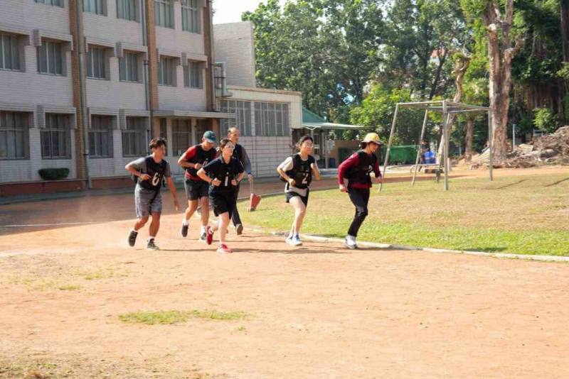 林業及自然保育署嘉義分署甄試8名森林護管員，40人報名其中8人是女性，1日成績揭曉，8名女性中有3人正取、2人備取。術科測驗基本體技能負重跑步時，她們展現優秀體能。（林保署嘉義分署提供）