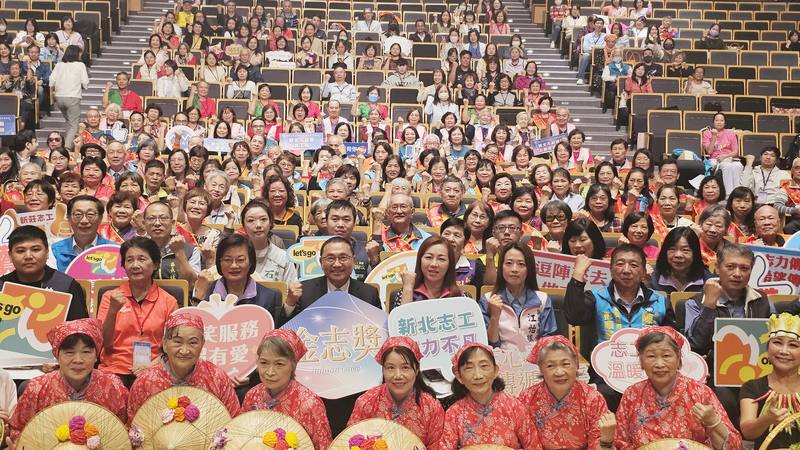 新北市府2日舉辦15屆金志獎頒獎典禮，共有8個志工團隊、50名志工、56名耆心獎（高齡志工）及5名志工督導獲獎。