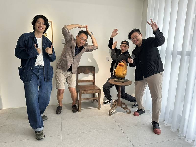 藝術家「阿咧」（右2）因作品充滿幽默感廣受喜愛，近日他帶著作品返回高雄辦聯展，圖為作品「書鴨」，以紓壓的諧音意思打造鴨子與書本，相當富有童趣、幽默。