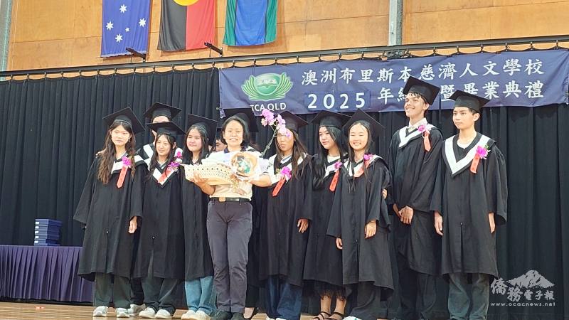 畢業生致贈禮物感謝班導師鄭茹月